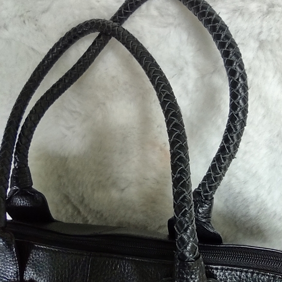 Adrienne Vittadini Handbag Black. - Picture 11 of 16